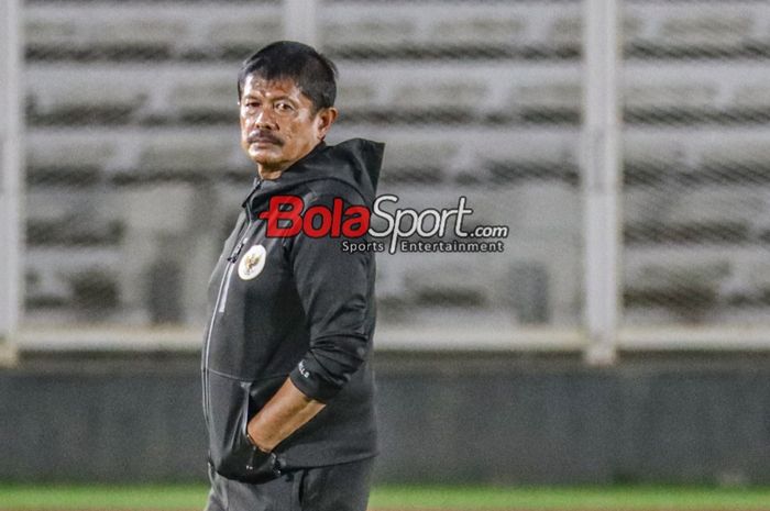 Pelatih timnas U-20 Indonesia, Indra Sjafri, sedang memantau para pemainnya berlatih di Stadion Madya, Senayan, Jakarta, Kamis (25/1/2024).