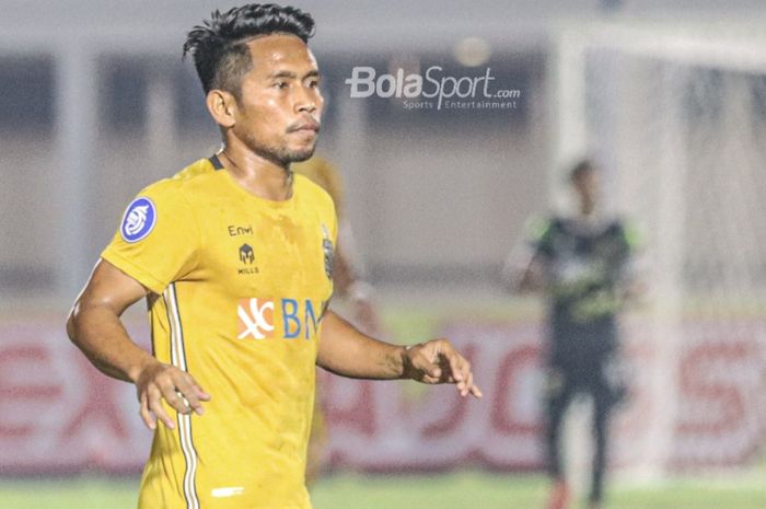 Pemain sayap kanan Bhayangkara FC, Andik Vermansah, sedang bertanding dalam laga pekan kelima Liga 1 2021 di Stadion Madya, Senayan, Jakarta, 29 September 2021.