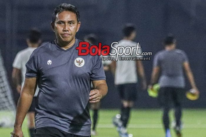 Bima Sakti saat memimpin sesi latihan timnas U-17 Indonesia di Stadion 10 November, Surabaya, Jawa Timur, Kamis (9/11/2023).