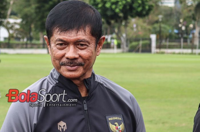 Pelatih timnas U-20 Indonesia, Indra Sjafri, sedang memberikan keterangan kepada awak media di Lapangan A, Senayan, Jakarta, Kamis (4/1/2024).