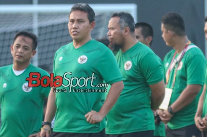 Pelatih timnas U-17 Indonesia, Bima Sakti, sedang memantau para pemainnya berlatih  di Lapangan GBT A, Surabaya, Jawa Timur, Minggu (12/11/2023).