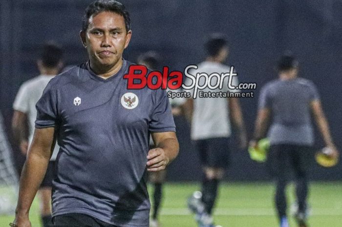 Bima Sakti saat memimpin sesi latihan timnas U-17 Indonesia di Stadion 10 November, Surabaya, Jawa Timur, Kamis (9/11/2023).