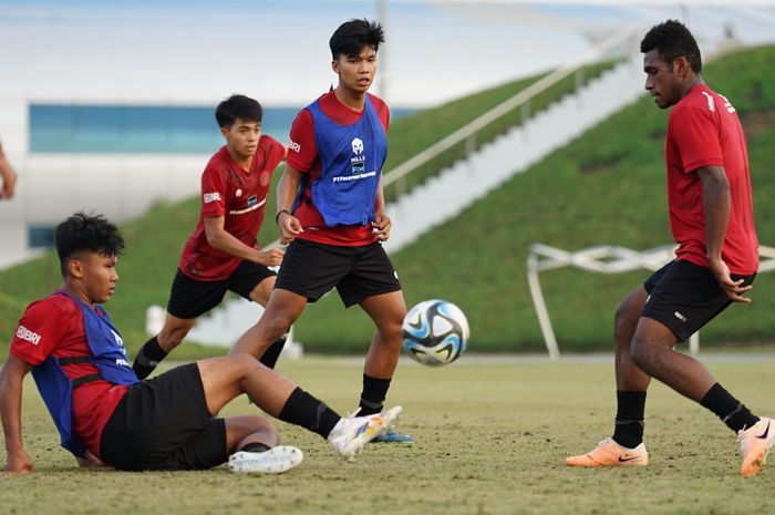 Iqbal Gwijangge dan timnas U-20 Indonesia saat menjalani pemusatan latihan di Qatar.