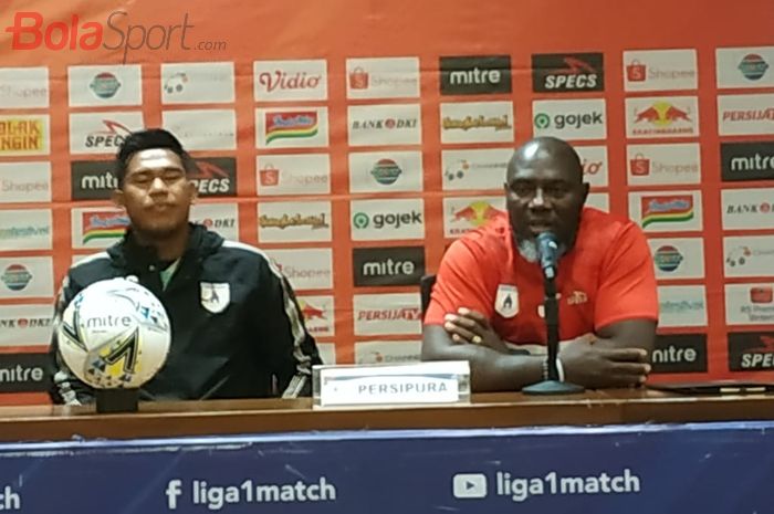 Pelatih Persipura, Jacksen F Tiago (kanan).