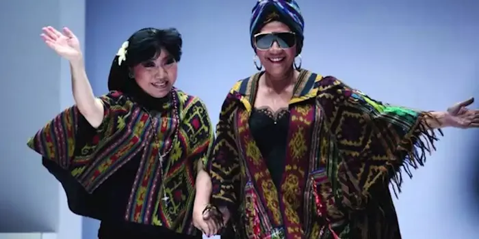 Anne Avantie bersama Susi Pudjiastuti dalam sebuah peragaan busana.