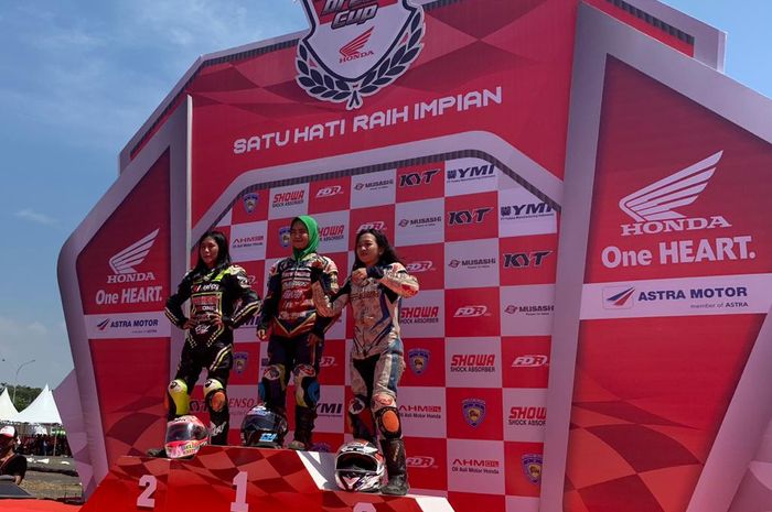Sukmawati (tengah) menjuarai juara kategori Honda Matic Standar s/d 130cc wanita pada Honda Dream Cup 2019 di Makassar, Sulawesi Selatan, Minggu (27/10/2019).