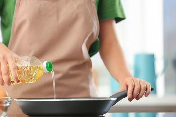 Minyak goreng sawit batask maksimal penggunaannya hanya 3 kali memasak. Setelah itu harus dibuang. Sudah menjadi racun.