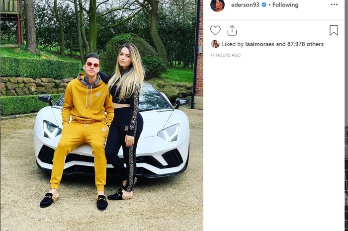 Ederson Moraes (kiri) berpose bersama Lais di depan Lamborghini Aventador S Roadster.