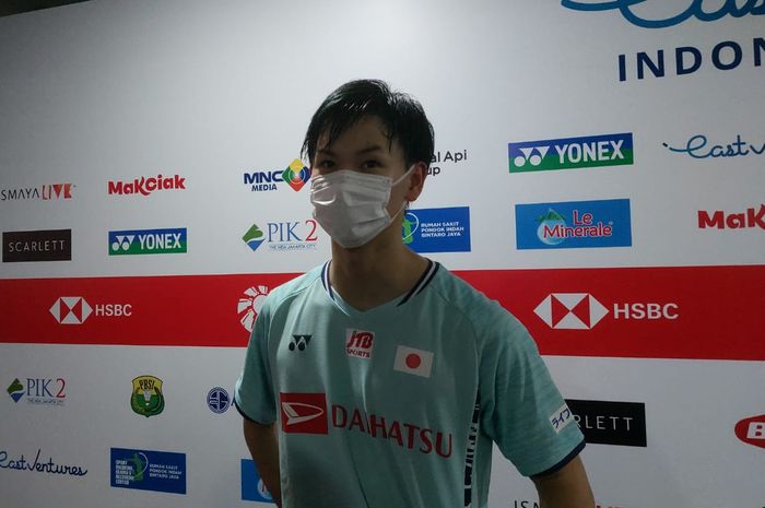 Ganda Campuran Jepang, Yuta Watanabe saat wawancara dengan wartawan di mixzone seusai mengalahkan Robin Tabeling/Selena Piek pada Indonesia Open 2022, di Istora Senayan, Jakarta, Selasa (14/6/2022).