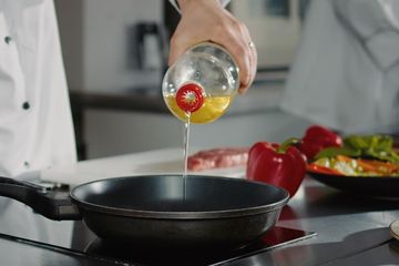 Menjernihkan minyak goreng dengan bahan-bahan rumahan