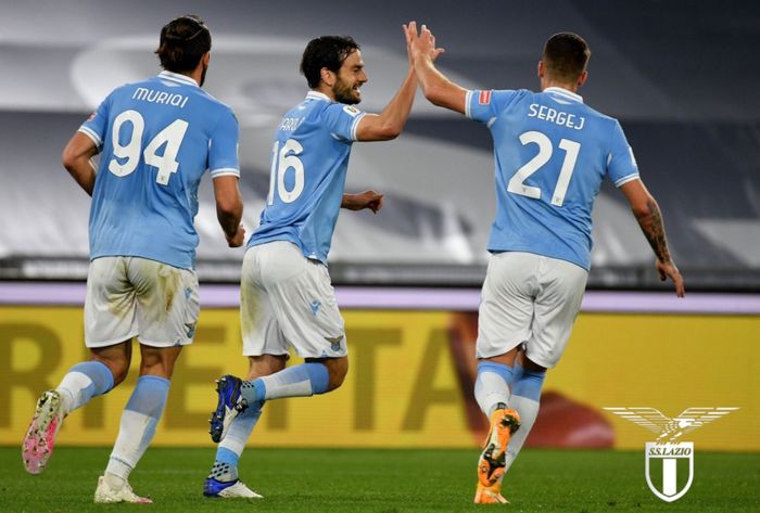 Pemain Lazio merayakan gol Marco Parolo dalam laga Coppa Italia melawan Parma, Kamis (21/1/2021) di Stadion Olimpico.