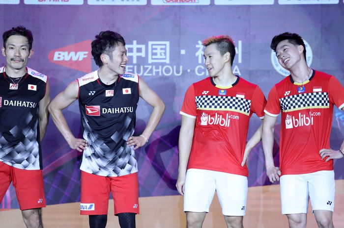 (ka-ki) Kevin Sanjaya Sukamuljo/Marcus Fernaldi Gideon bersama Takeshi Kamura/Keigo Sonoda (Jepang) sesaat sebelum naik podium Fuzhou China Open 2019, di Haixia Olympic Sports Center, Fuzhou, China, Minggu (10/11/2019).