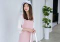 10 Inspirasi Fashion dengan Outfit Berwarna Blush Pink yang Manis