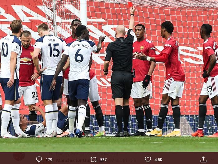 Striker Manchester United, Anthony Martial, terdiam setelah menerima kartu merah dalam laga Liga Inggris kontra Tottenham Hotspur di Stadion Old Trafford, Minggu (4/10/2020).