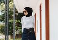 6 Mix and Match Outfit Stripes buat Malam Mingguan Ala Selebgram Hijab Rizky Amelia