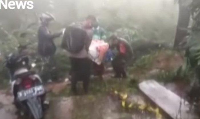 Evakuasi Wahati, wanita pemulung yang melahirkan seorang diri di gubuk kardus di tengah semak-semak, Selasa (9/6/2020). 