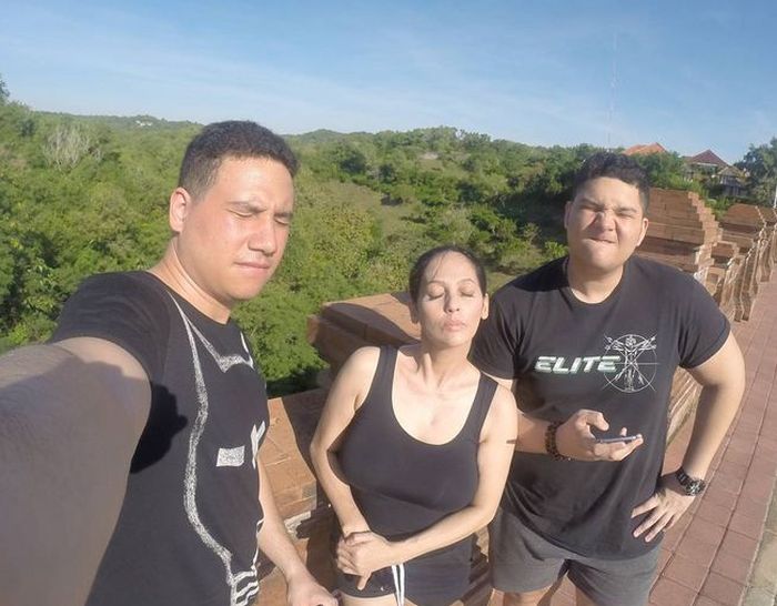 Meriam Bellina dan kedua anaknya
