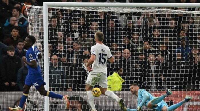 Striker Chelsea, Nicolas Jackson, mencetak gol ke gawang Tottenham Hotspur pada lanjutan Liga Inggris 2023-2024.