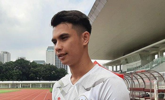 Kiper timnas Indonesia, Nadeo Argawinata, dalam pemusatan latihan tim Garuda di Stadion Madya, Senayan, Jakarta.