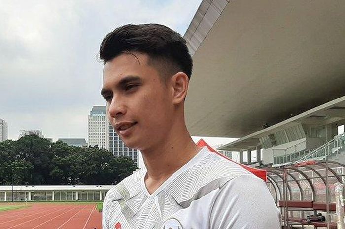 Kiper timnas Indonesia, Nadeo Argawinata, dalam pemusatan latihan di Stadion Madya, Senayan, Jakarta.