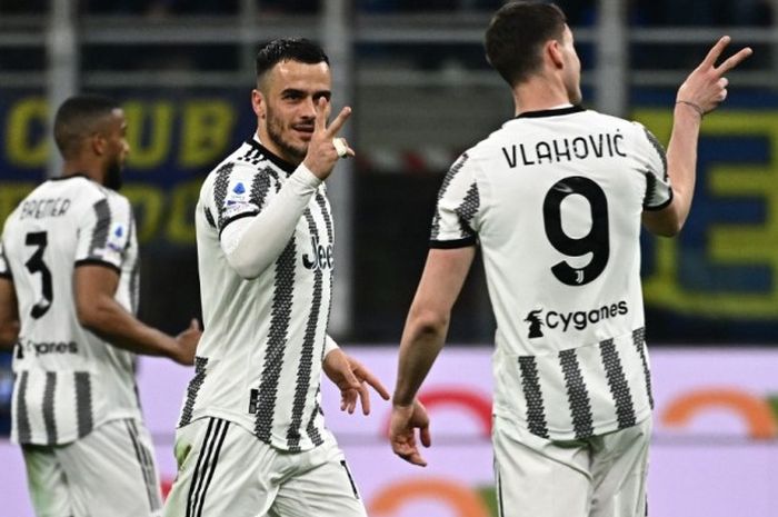 Filip Kostic merayakan golnya ke gawang Inter Milan pada laga Liga Italia 2022-2023 di San Siro.