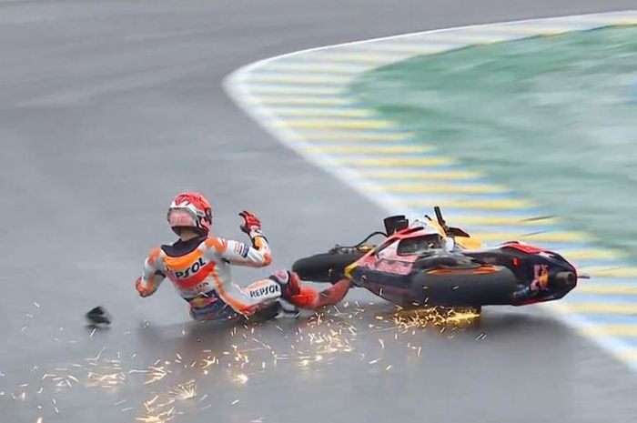 Pembalap MotoGP, Marc Marquez saat terjatuh di trek.