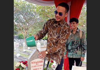 Rutin ke Makam Eyang, Tampilan Dua Cucu Cowok BJ Habibie Curi Perhatian