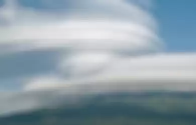 Puncak Gunung Lawu diselimuti awan berbentuk seperti angin puting beliung. Penampakan awan di atas puncak Gunung Lawu terlihat jelas dari Kabupaten Magetan yang berada di sisi sebelah timur Gunung Lawu, Kamis (5/11/2020).