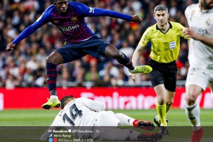Aksi pemain Barcelona, Ousmane Dembele, dalam duel melawan Real Madrid di Estadio Santiago Bernabeu, Sabtu (2/3/2019)