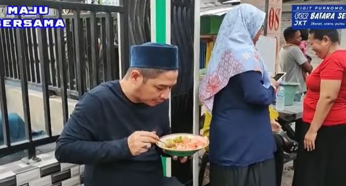 Pasha Ungu makan di pinggir jalan