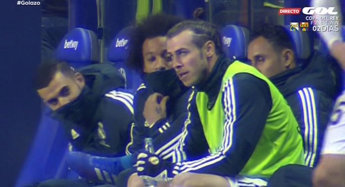 Gareth Bale di bangku cadangan Real Madrid dalam partai Liga Spanyol melawan Levante, Minggu (24/2/2019)