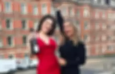 Sofia Abramovich (kanan) bersama rekannya di depan Royal Holloway, University of London.