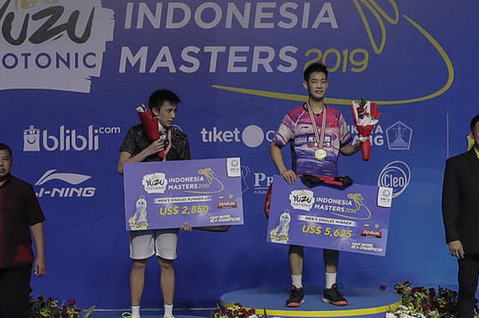 (ki-ka) Tanongsak Saensomboonsuk (Thailand) dan Sun Fei Xiang (China) saat naik podium tunggal putra pada YUZU Indonesia Masters 2019, di GOR Ken Arok, Malang, Minggu (6/10/2019).