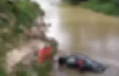 Mobil Mewah Ditemukan Tercebur ke Sungai Tanpa Penumpang, Yang Terjadi pada Pemiliknya Bikin Geleng-Geleng Kepala