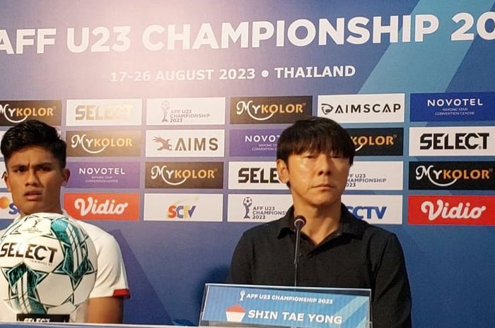 Shin Tae-yong dan Ramadhan Sananta dalam konferensi pers pasca-laga timnas U-23 Indonesia Vs Timor Leste di Rayong Provincial Stadium, Minggu (20/8/2023).