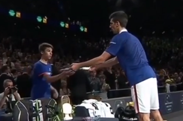 Novak Djokovic kala memberikan raket pada seorang ball boy