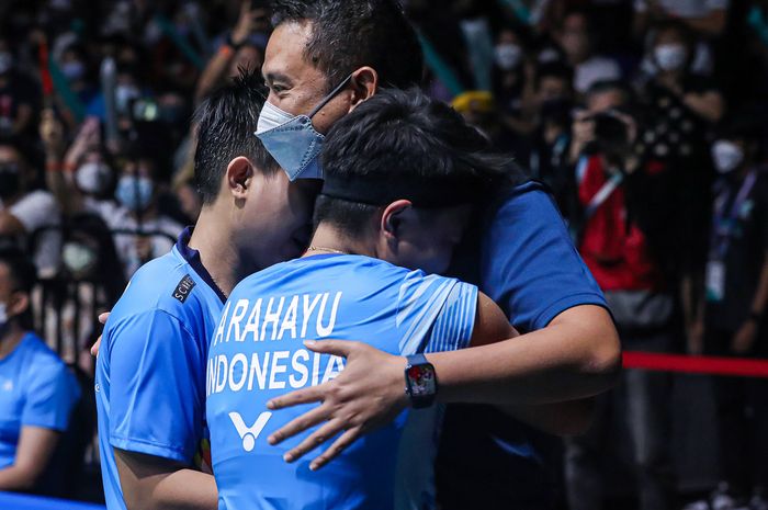 Apriyani Rahayu/Siti Fadia Silva Ramadhanti berpelukan dengan pelatih Eng Hian usai pastikan gelar juara Malaysia Open 2022, di Axiata Arena, Kuala Lumpur, Malaysia, Minggu (3/7/2022)