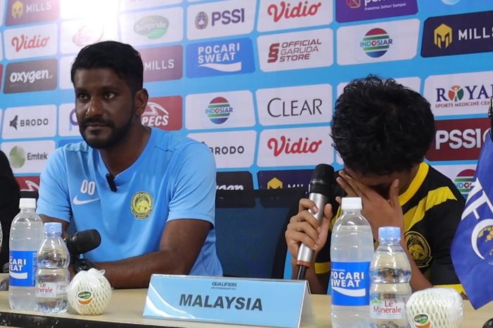 Pemain timnas U-17 Malaysia  Anjasmirza Saharudin menangis pada sesi jumpa pers seusai pertandingan melawan Indonesia.