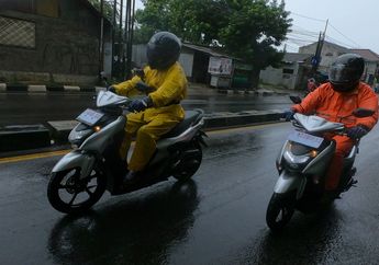 Jakarta Diperkirakan Hujan Siang Ini, Begini Cara Aman Kendarai Motor