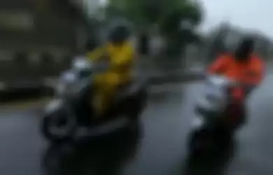 Tips aman berkendara saat hujan