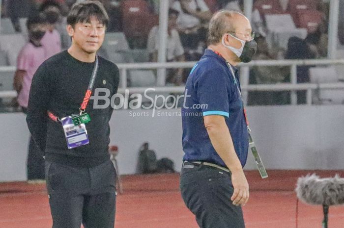 Pelatih timnas Indonesia, Shin Tae-yong (kiri) dan Park Hang-seo (kanan) selaku juru taktik timnas Vietnam tampak berdekatan saat memantau timnya bertanding di Stadion Gelora Bung Karno, Senayan, Jakarta, 6 Desember 2023.
