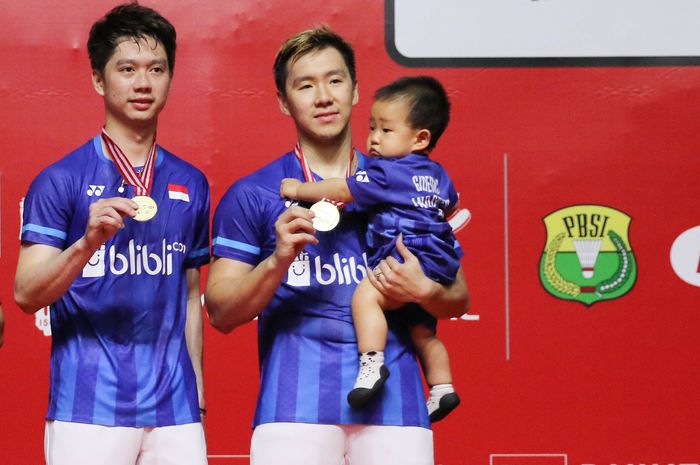 Pasangan ganda putra Indonesia, Mohammad Ahsan/Hendra Setiawan dan Marcus Fernaldi Gideon/Kevin Sanjaya Sukamuljo di podium Indonesia Masters 2020 di Istora Senayan, Jakarta, Minggu (19/1/2020).