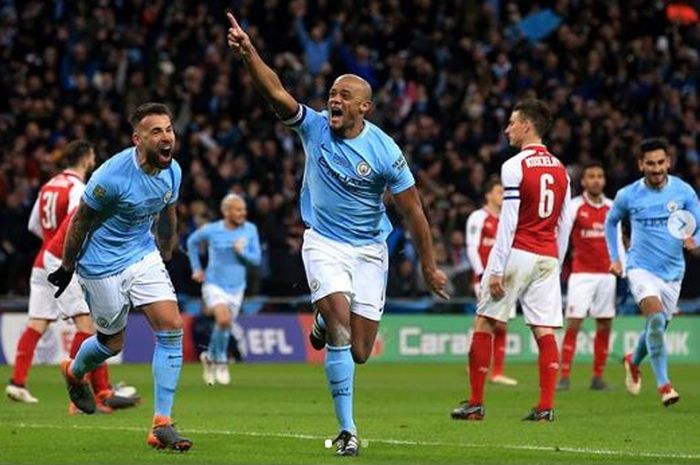 Bek Manchester City, Vincent Kompany (kanan) dan Nicolas Otamendi (kiri).