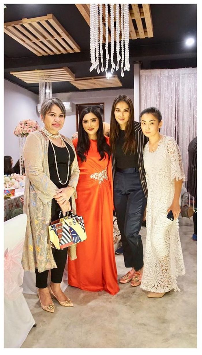 Penampilan Luna Maya dengan outer dan stright pants
 
