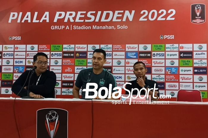 Pelatih PSIS Semarang,  Sergio Alexandre dan pemain Oktafianus Fernando dalam konferensi pers pasca-pertandingan melawan Persita Tangerang pada laga grup A Piala Presiden 2022 di Stadion Manahan Solo, Senin (13/6/2022).