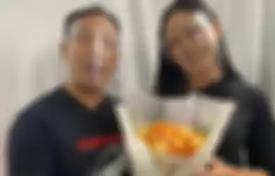 Kalina Ocktaranny akhirnya bisa ngobrol dengan ibu Vicky Prasetyo, walau melalui video call. Kabarnya sang ibu sudah memberi restu untuk mereka berdua.