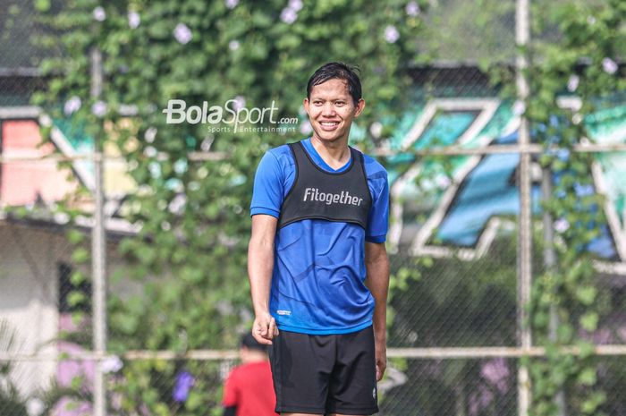 Adam Alis tersenyum dalam sesi latihan timnas Indonesia di Lapangan G (Panahan), Senayan, Jakarta, 2 Oktober 2021.