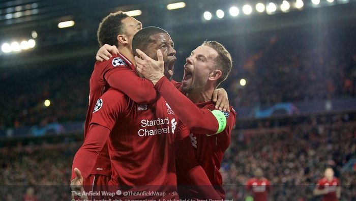 Trio Liverpool, Georginio Wijnaldum (tengah), Jordan Henderson (kanan), dan Trent Alexander-Arnold (kiri) merayakan gol ke gawang Barcelona, dalam laga leg kedua semifinal Liga Champions di Stadion Anfield, 7 Mei 2019.