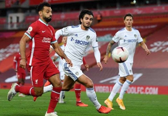 Pascal Struijk mengawal Mohamed Salah dalam laga Liverpool vs Leeds United, Sabtu (12/9/2020) di Anfield.