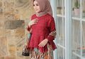 4 Ide Paduan Kebaya Brokat Peplum & Kain Batik Buat Tampilan Ayu Hijaber Saat Kondangan!